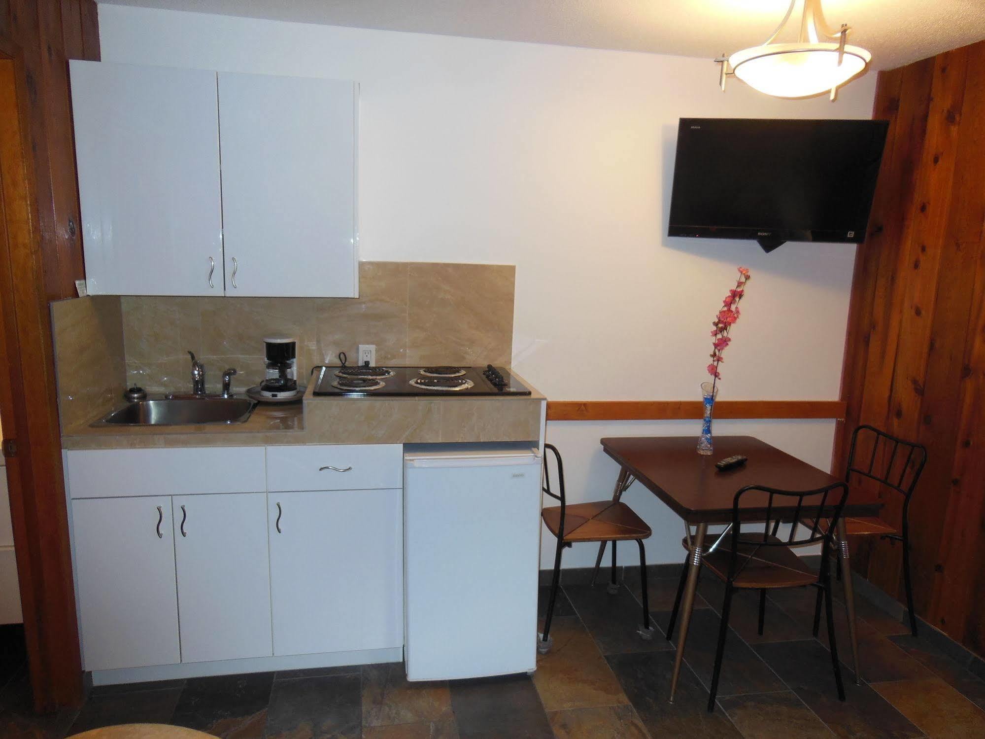 Cedar Motel Radium Hot Springs Εξωτερικό φωτογραφία